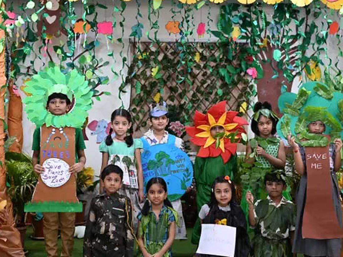 Students at a Hindi Diwas language celebration
