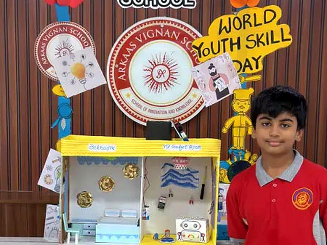 Clubs & Activities Student showing a project made in a club